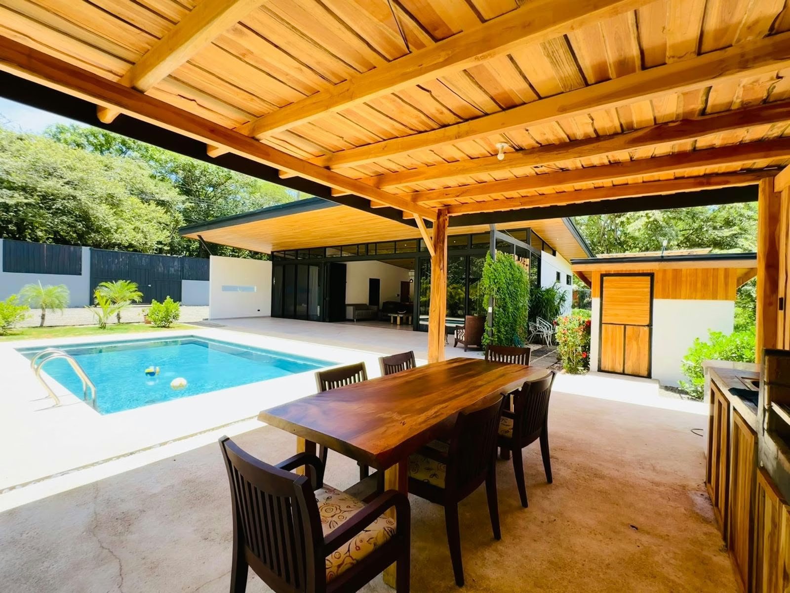 Casa moderna en alquiler con piscina privada