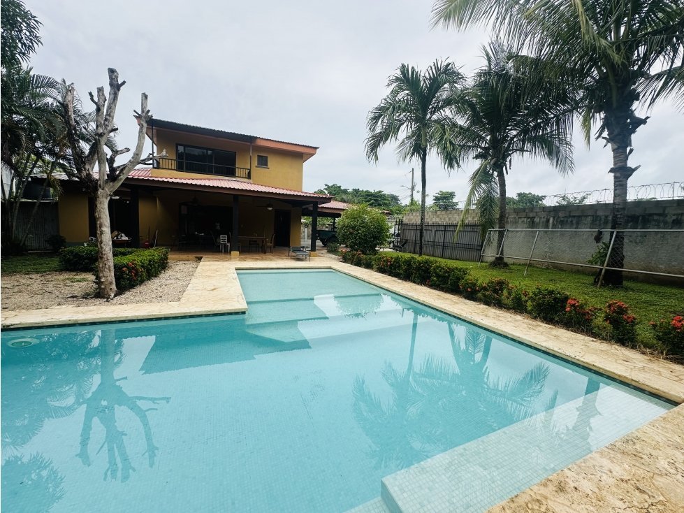Casa de 3 Habitaciones con Piscina Privada en Alquiler – Villa Real | Pet Friendly