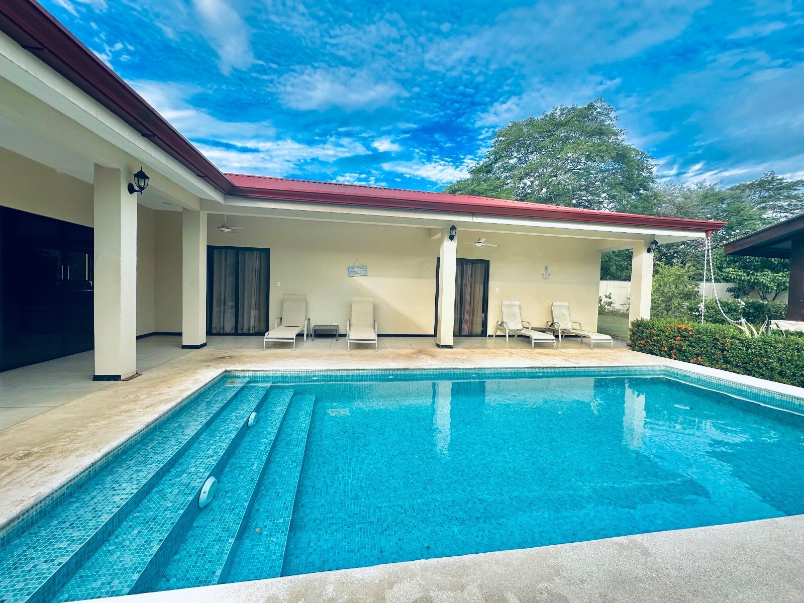 Casa de 3 habitaciones con piscina, rancho y amplio jardín – Playa Potrero