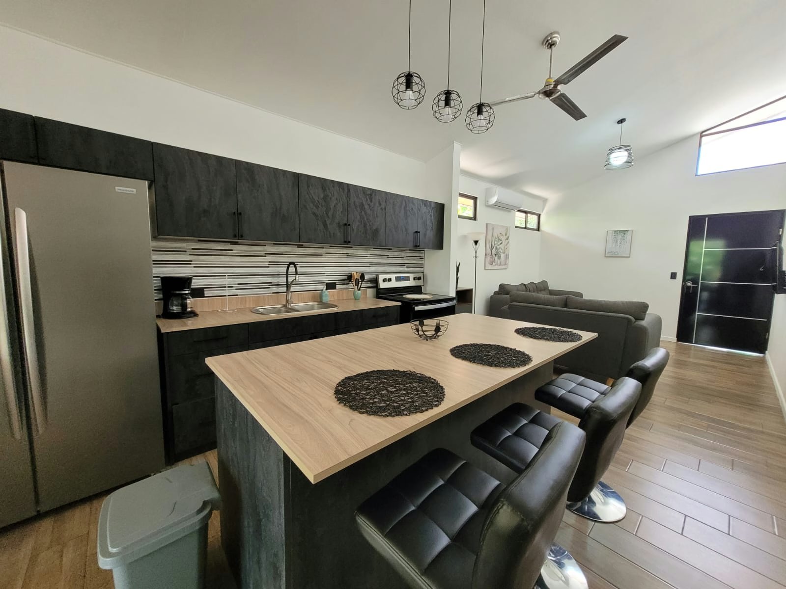 Casa de tres dormitorios con piscina privada en residencial seguro