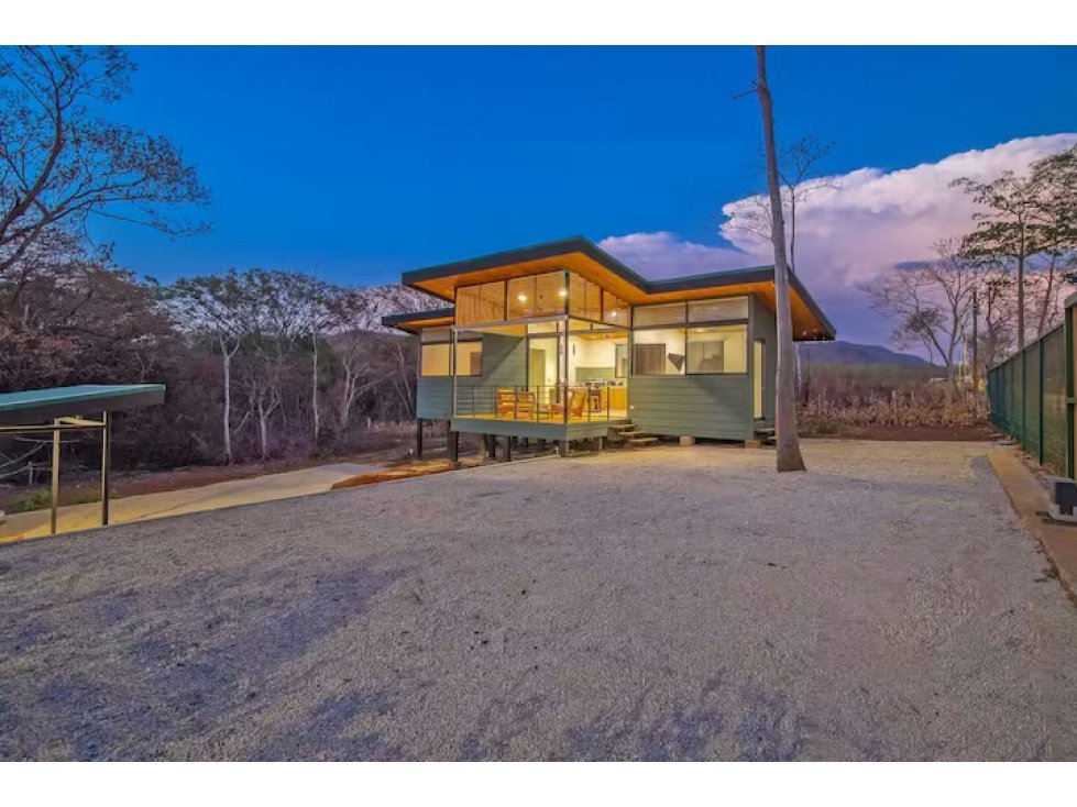 Modern Home with Private Pool on 1,000 m² Lot – Pinilla